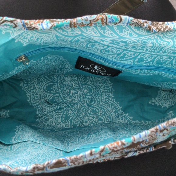 NWOT. Larger Quilted Shoulder Handbag - Picture 2 of 8